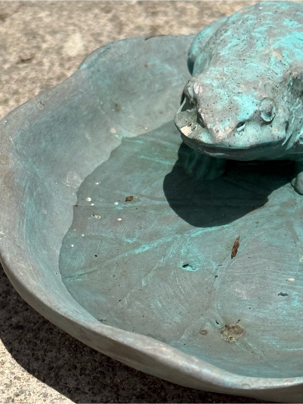 Patina Frog Lily Pad Bird Bath / Feeder - Picture 3 of 4